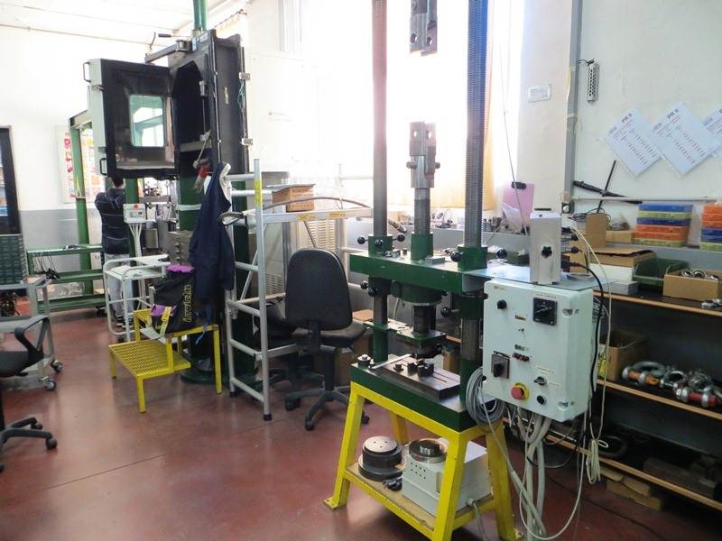 Pressa elettrica per test trazione compressione fino a 10 ton e macchina pesi diretti con camera climatica 1 ton